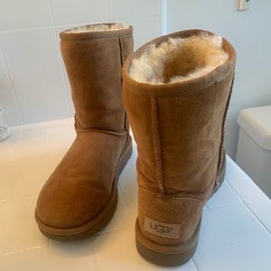 Chestnut Brown Uggs in quality condition for sale!